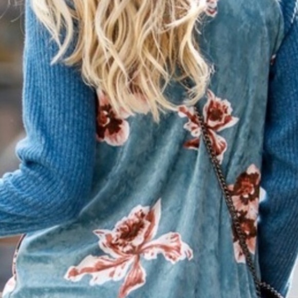 Velour top with floral design - Picture 4 of 6
